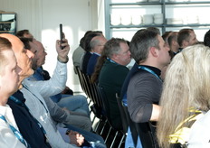 Een stukje film voor het thuisfront tijdens het cabaret van Najib Amhali